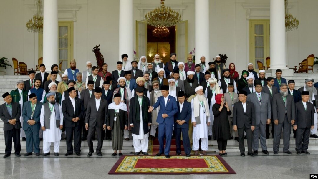 Para Ulama Islam tiga negara yang menghadiri konferensi di Istana Bogor berpose bersama Presiden Joko Widodo dan Wapres Jusuf Kala, Jumat (11/5). 