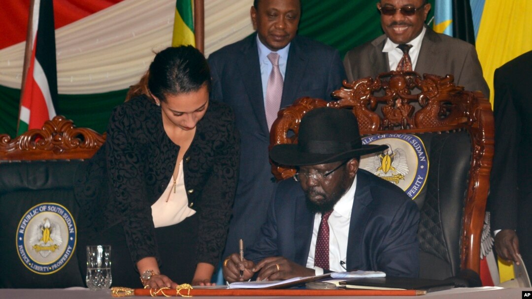 President Sudan Selatan Salva Kiir (duduk) menandatangani perjanjian damai dengan pemberontak di ibukota Juba, hari Rabu (26/8).
