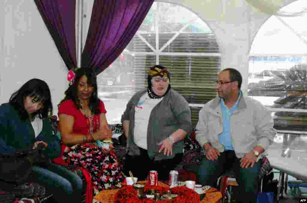 Festival ziyarətçiləri fallarına baxdırmaq imkanı əldə edib. Bu, bir türk adətidir.