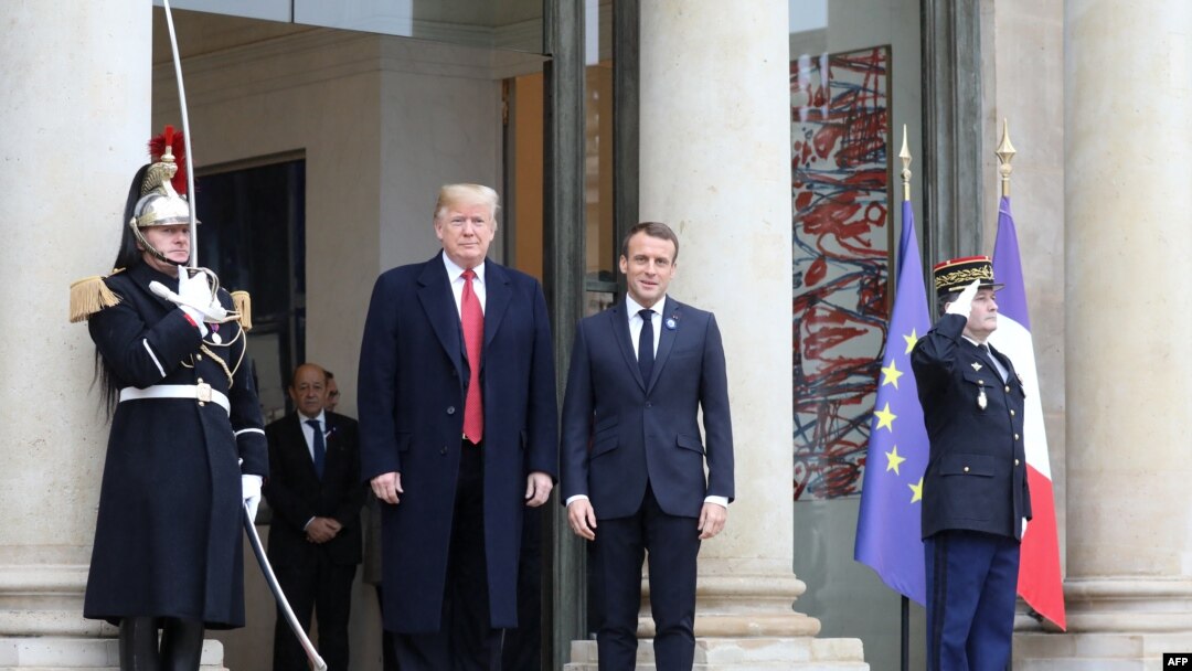 Presiden AS Donald Trump (kiri) disambut oleh Presiden Perancis Emmanuel Macron setibanya di Istana Elysee, Paris (10/11). 