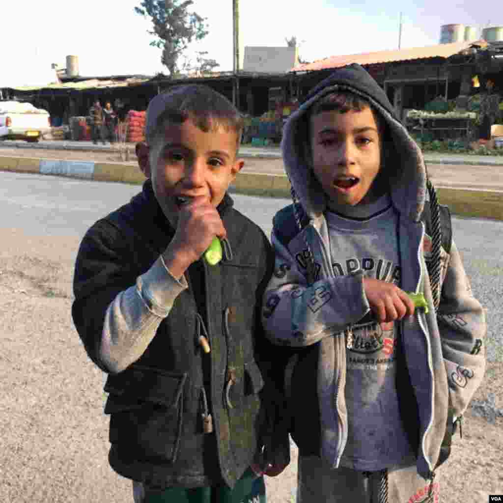 Anak-anak laki-laki yang bekerja di sebuah pasar di kota Qayyarah, sebelah selatan Mosul, Desember 2016. (VOA/Kawa Omar)