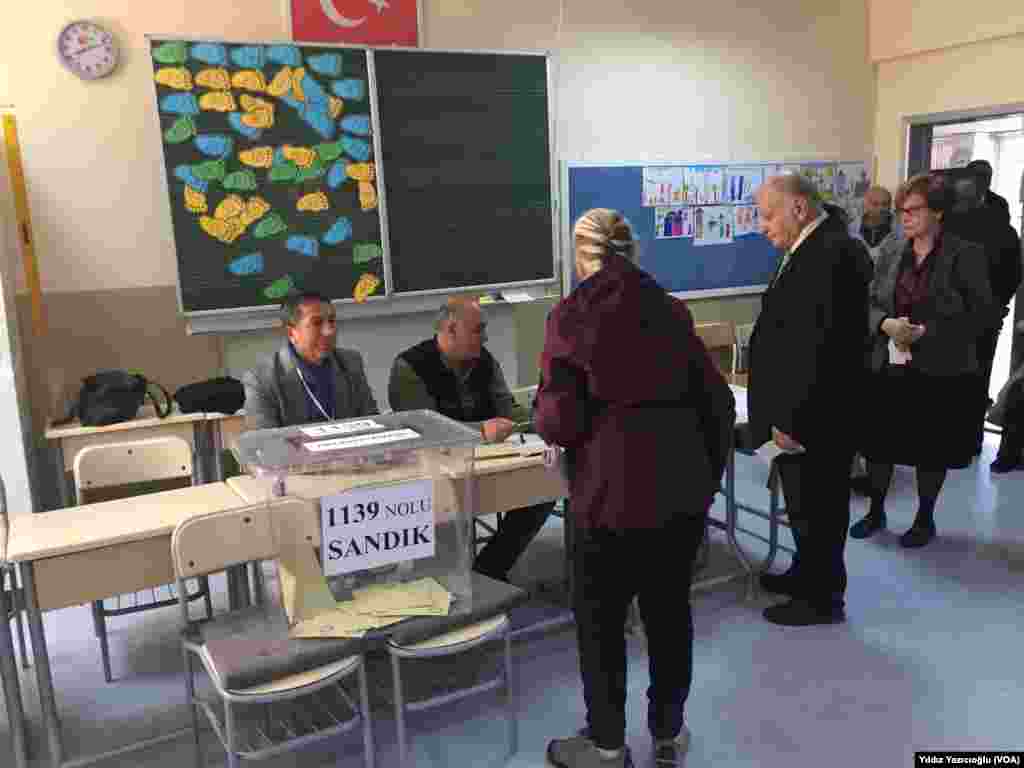 Destrozos en hotel Brisas del Norte en Maracaibo. Foto: Gustavo Ocando Alex/VOA.