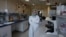 La docteure Sevdegul Aydin Mungan, professeure de pathologie, dans son laboratoire au CHU de Trabzon, en Turquie, le 5 avril 2017. 