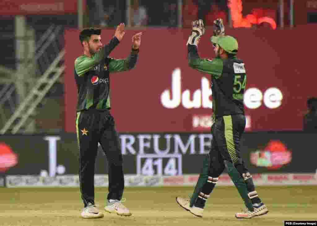 حسن علی، شاداب خان اور حسین طلعت نے ایک ایک کھلاڑی کو آوٹ کیا۔