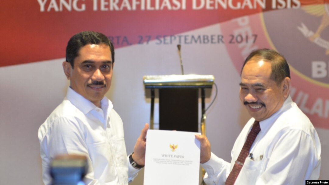 Kepala BNPT Suhardi Alius dan Kepala PPATK Kiagus Ahmad Badaruddin menerbitkan white paper (buku putih) pemetaan risiko tindak pidana pendanaan terorisme terkait jaringan teroris di Hotel Aryadutha Jakarta. (Foto courtesy: Humas BNPT)