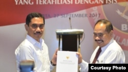 Kepala BNPT Suhardi Alius dan Kepala PPATK Kiagus Ahmad Badaruddin menerbitkan white paper (buku putih) pemetaan risiko tindak pidana pendanaan terorisme terkait jaringan teroris di Hotel Aryadutha Jakarta. (Foto courtesy: Humas BNPT)