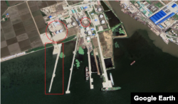 북한 남포에 유류 전용 부두(네모 안)가 새롭게 건설 중인 가운데 새로운 유류 탱크 부지(원 안)에서도 공사가 한창이다. 자료=Maxar Technologies / Google Earth