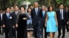 Presiden AS Barack Obama dan Ketua Majelis Nasional Vietnam Nguyen Thi Kim Ngan (tengah, kiri) berjalan di kompleks Istana Presiden di Hanoi, Vietnam (23/5).