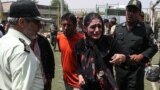 <p>با درخواست دولت و موافقت قوه قضاییه، پلیس تهران عملیات جمع&zwnj;آوری زنان &quot;معتاد متجاهر&quot; را، یعنی کسانی که علنی اعتیادشان مشخص است، آغاز کرد. متجاهر در لغت به معنای آشکار کردن عملی است و به معتادانی که برای پوشاندن اعتیاد خود تلاشی نمی&zwnj;کنند &quot;معتاد متجاهر&quot; گفته می&zwnj;شود.<br />
عکس: فارس<br />
&nbsp;</p>
