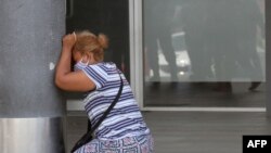 4일 에콰도르의 한 병원에서 친지의 사망 소식을 접한 한 여성이 울고 있다.