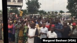 Une foule se rassemble le long des routes pour accueillir les ambassadeurs du Conseil de sécurité, Bujumbura, Burundi, 21 janvier 2016, (VOA/Margaret Besheer)