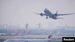 Pesawat milik maskapai China Eastern Airlines di Bandara Internasional Hongqiao di Shanghai, 4 Juni 2020.