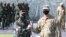 Mayjen Heri Wiranto (kiri) bersama Kapten AS David Moats di markas TNI Mulawarman, Balikpapan, Kalimantan Timur, 4 Agustus 2021. (Handout/Indonesia Army / AFP)