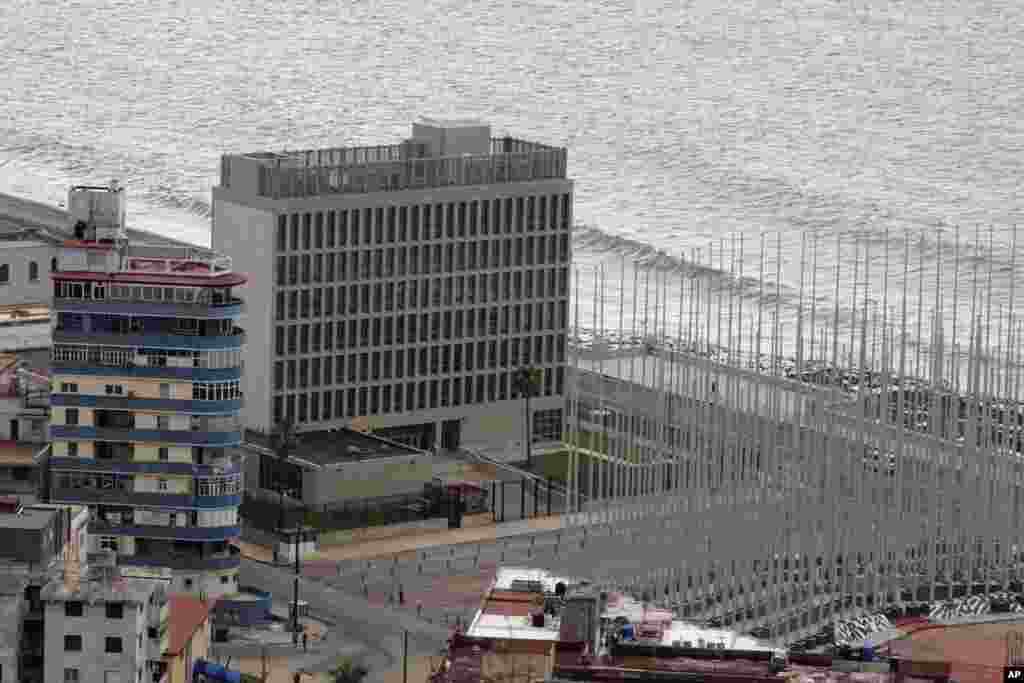 Edificio donde se ubica la embajada de EE.UU. en Cuba.