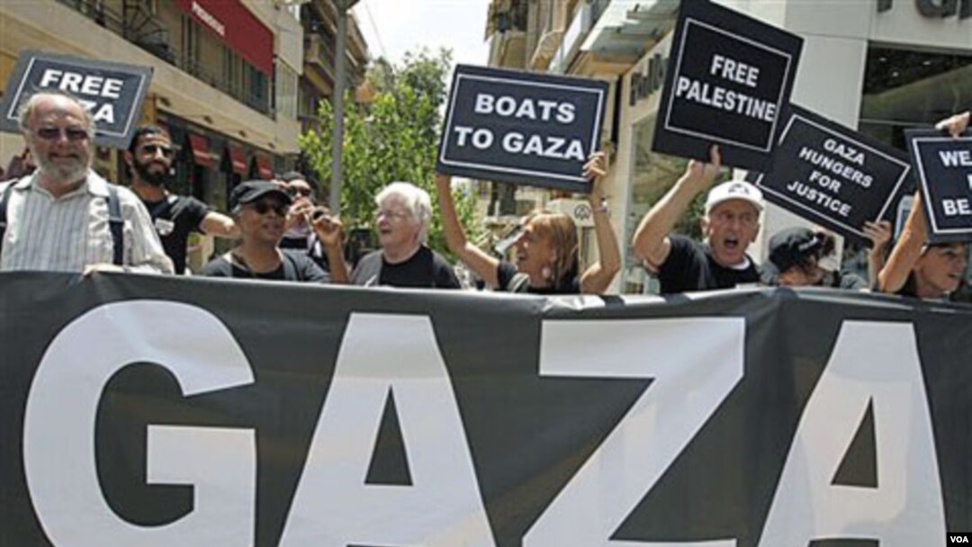 Para aktivis pro-Palestina, termasuk warga Amerika, melakukan unjuk rasa di Athena, Yunani menyerukan pembebasan blokade laut oleh Israel atas warga Jalur Gaza (27/6).