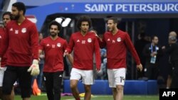 Penyerang tim Mesir, Mohamed Salah (kiri), gelandang Amr Warda (tengah), dan gelandang Ramadan Sobhi (kanan), dalam sesi latihan di St. Petersburg, di Piala Dunia Rusia 1028, 18 Juni 2018.