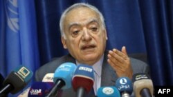 Ghassan Salame, utusan khusus PBB untuk Libya dan kepala Misi Pendukung PBB di Libya (UNSMIL), berpidato di kantor pusat misi di ibukota Tripoli, 20 Maret 2019 (foto: Mahmud Turkia/AFP)