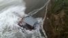 Pemandangan dari udara tampak orang-orang memperhatikan dermaga yang roboh di Santa Cruz Wharf, Santa Cruz, California, 23 Desember 2024. (Foto: Daniel Dreifuss/AFP)