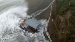 Pemandangan dari udara tampak orang-orang memperhatikan dermaga yang roboh di Santa Cruz Wharf, Santa Cruz, California, 23 Desember 2024. (Foto: Daniel Dreifuss/AFP)