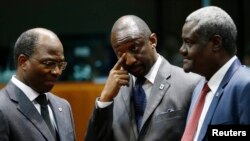 Le ministre des Affaires étrangères Burkina Faso Djibril Bassole, son homologue malien Tieman Hubert Coulibaly et son homologue tchadien Moussa Faki Mahamat lors d'une réunion au Mali le 5 février 2013.