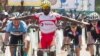 Le cycliste burkinabé Mathias Sorgho célèbre sa victoire de la quatrième étape du tour cycliste du Burkina Faso, à Ouahigouya, le 29 octobre 2018.