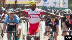 Le cycliste burkinabé Mathias Sorgho célèbre sa victoire de la quatrième étape du tour cycliste du Burkina Faso, à Ouahigouya, le 29 octobre 2018.