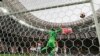 El portero de Croacia Danijel Subasic no pudo bloquear un cabezazo de su compañero Mario Mandzukic con un gol en el partido final entre Francia y Croacia en la Copa Mundial de Fútbol 2018 en el Estadio Luzhniki en Moscú, Rusia, el domingo 15 de julio de 2018. A los 65 minutos, Francia gana 4-1 a Croacia (AP Photo / Natacha Pisarenko).