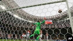 El portero de Croacia Danijel Subasic no pudo bloquear un cabezazo de su compañero Mario Mandzukic con un gol en el partido final entre Francia y Croacia en la Copa Mundial de Fútbol 2018 en el Estadio Luzhniki en Moscú, Rusia, el domingo 15 de julio de 2018. A los 65 minutos, Francia gana 4-1 a Croacia (AP Photo / Natacha Pisarenko).