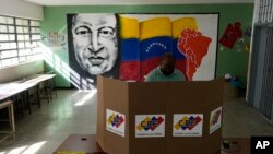 Un hombre emite su voto durante las elecciones regionales en un colegio electoral en Caracas, Venezuela, el 21 de noviembre de 2021.