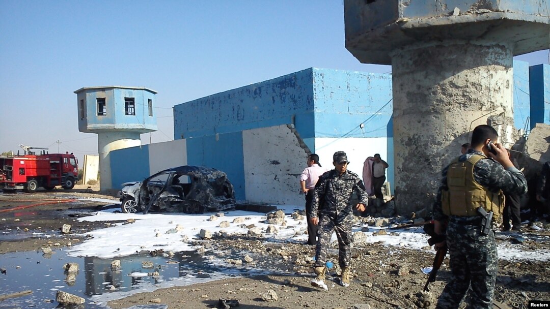Lực lượng an ninh Iraq tại hiện trường sau một vụ đánh bom gần Tikrit, ngày 13/11/2013.