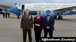Fermandarê SOUTHCOM Donovan Francis Donovan, berpirsê Pentagonê Joseph Humire, û berpirsa karûbarên Venezuelayê, Balyoz Laura Dogu.

