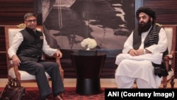 وکرم میسری، معاون وزارت خارجهٔ هند (چپ) و امیرخان متقی، سرپرست وزارت خارجۀ حکومت طالبان 