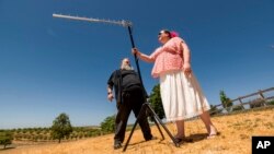 Los hackers Kristin Paget (der) y Marc Rogers ponen a prueba una tecnología para rastrear armas en un campo de tiro en Hickman, California el 6 de junio del 2021. 