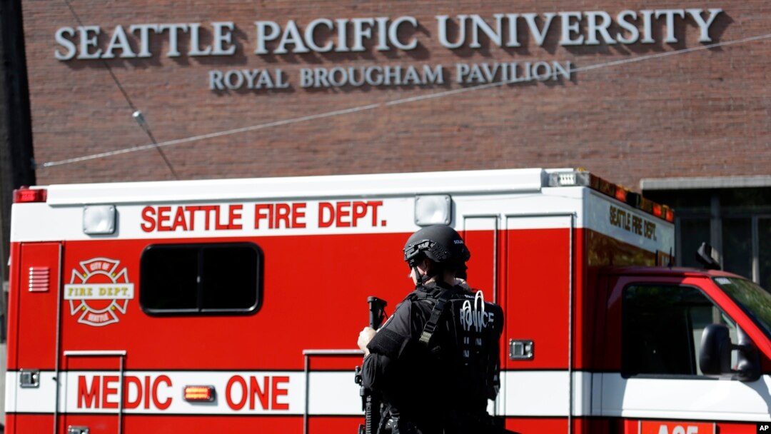 Un policía del SWAT vigila las afueras del edificio donde ocurrió el tiroteo dentro de la Universidad Seattle Pacífico.
