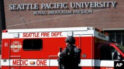 Un policía del SWAT vigila las afueras del edificio donde ocurrió el tiroteo dentro de la Universidad Seattle Pacífico.