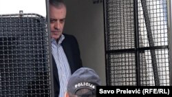 Policija privodi sekretara VDT-a Nenada Vujoševića ( Foto: Savo Prelević/RFE)