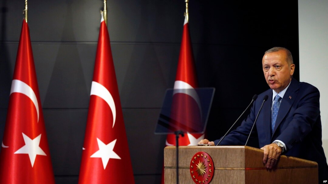 El presidente de Turquía, Recep Tayyip Erdogan, pronuncia un discurso en la televisión nacional desde su residencia oficial en Estambul, el domingo 24 de junio de 2018, atribuyéndose la victoria en críticas elecciones basado en resultados extraoficiales.