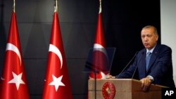 El presidente de Turquía, Recep Tayyip Erdogan, pronuncia un discurso en la televisión nacional desde su residencia oficial en Estambul, el domingo 24 de junio de 2018, atribuyéndose la victoria en críticas elecciones basado en resultados extraoficiales.