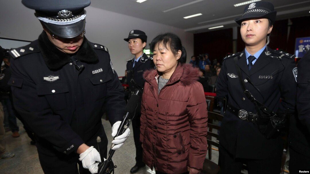 Zhang Shuxia, seorang dokter kandungan yang terlibat perdagangan bayi hadir dalam sidang pengadilan di pengadilan Weinan, propinsi Shaanxi (30/12).
