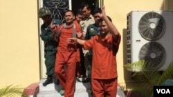 Meach Sovannara, the most senior Cambodia National Rescue Party official and another four other activists left the Supreme Court Wednesday, January 18, 2017. (Photo: Kann Vicheika/VOA Khmer)