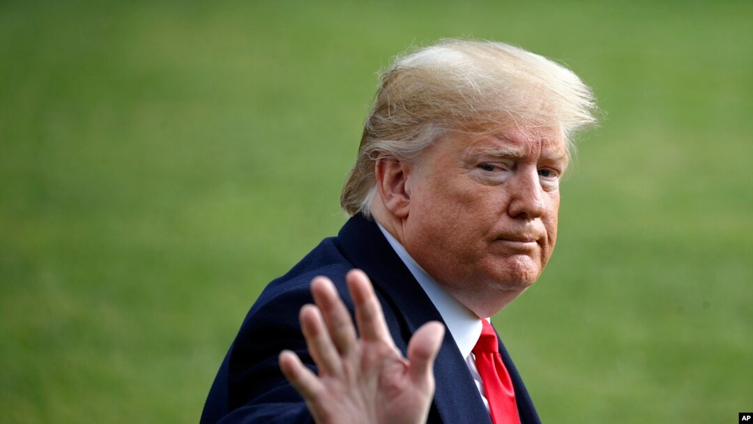 Presiden Donald Trump melambai ketika dia berjalan ke helikopter Marine One setelah berbicara kepada media, 20 November 2019, ketika dia meninggalkan Gedung Putih di Washington, dalam perjalanan ke Texas. (Foto: AP)