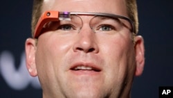 Koordinator Stanford Mike Bloomgren, dengan Google Glass, menjawab pertanyaan pers di sebuah konferensi pers di Los Angeles. 