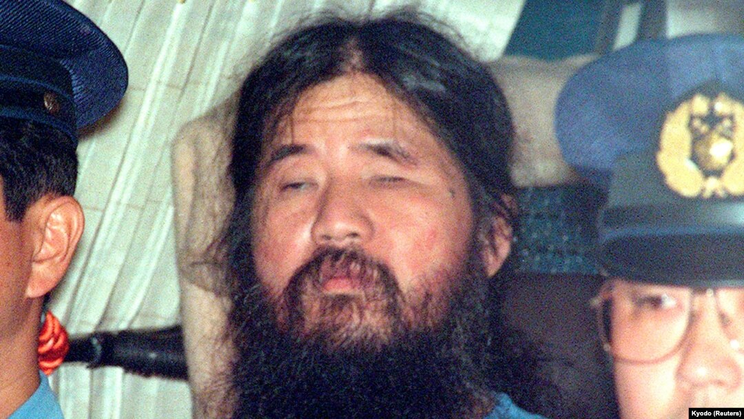 Pemimpin kultus kiamat Jepang, Shoko Asahara dalam mobil polisi, saat ditangkap di Tokyo, Jepang, 25 September 1995. (Foto: dok).