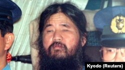 Pemimpin kultus kiamat Jepang, Shoko Asahara dalam mobil polisi, saat ditangkap di Tokyo, Jepang, 25 September 1995. (Foto: dok).