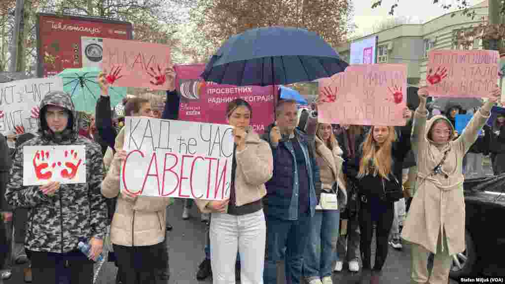 U okviru akcije &quot;Zastani Srbijo&quot; studenti Fakulteta organizacionih nauka i Fakulteta političkih nauka zajedno su blokirali Bulevar Oslobođenja u Beogradu (foto: Glas Amerike / Stefan Miljuš)