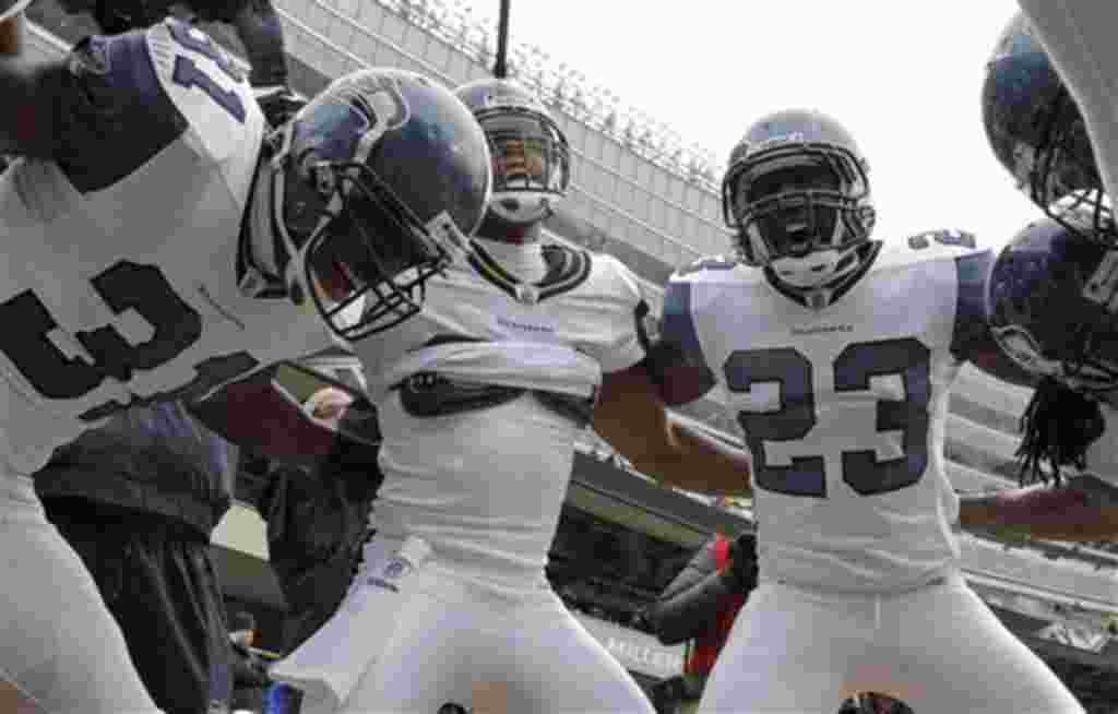 Jugadores del Seattle Seahawks preparan la estrategia para enfrentar a los Chicago Bears.