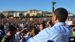 Nasser Zefzafi harangue la foule à Al-Hoceïma le 18 mai 2017. (AP /Aboussi Mohamed)