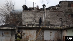 Bomberos ucranianos acuden a un lugar de Dnipró después de un ataque aéreo ruso el 21 de noviembre de 2024. Foto del Servicio de Emergencias Ucraniano divulgada por AFP.