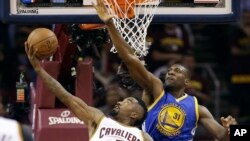 Finale NBA : Festus Ezeli et JR Smith, juin 2015 (AP Photo/Tony Dejak)