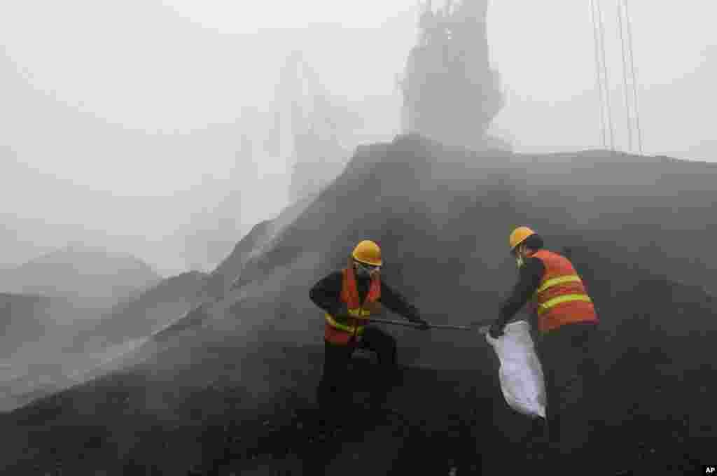 当地出入境检查检疫局人员在山东日照港抽样检查从南非进口的煤（2010年2月24日）。中国在2010年1月进口了475万5千吨的炼焦煤。
